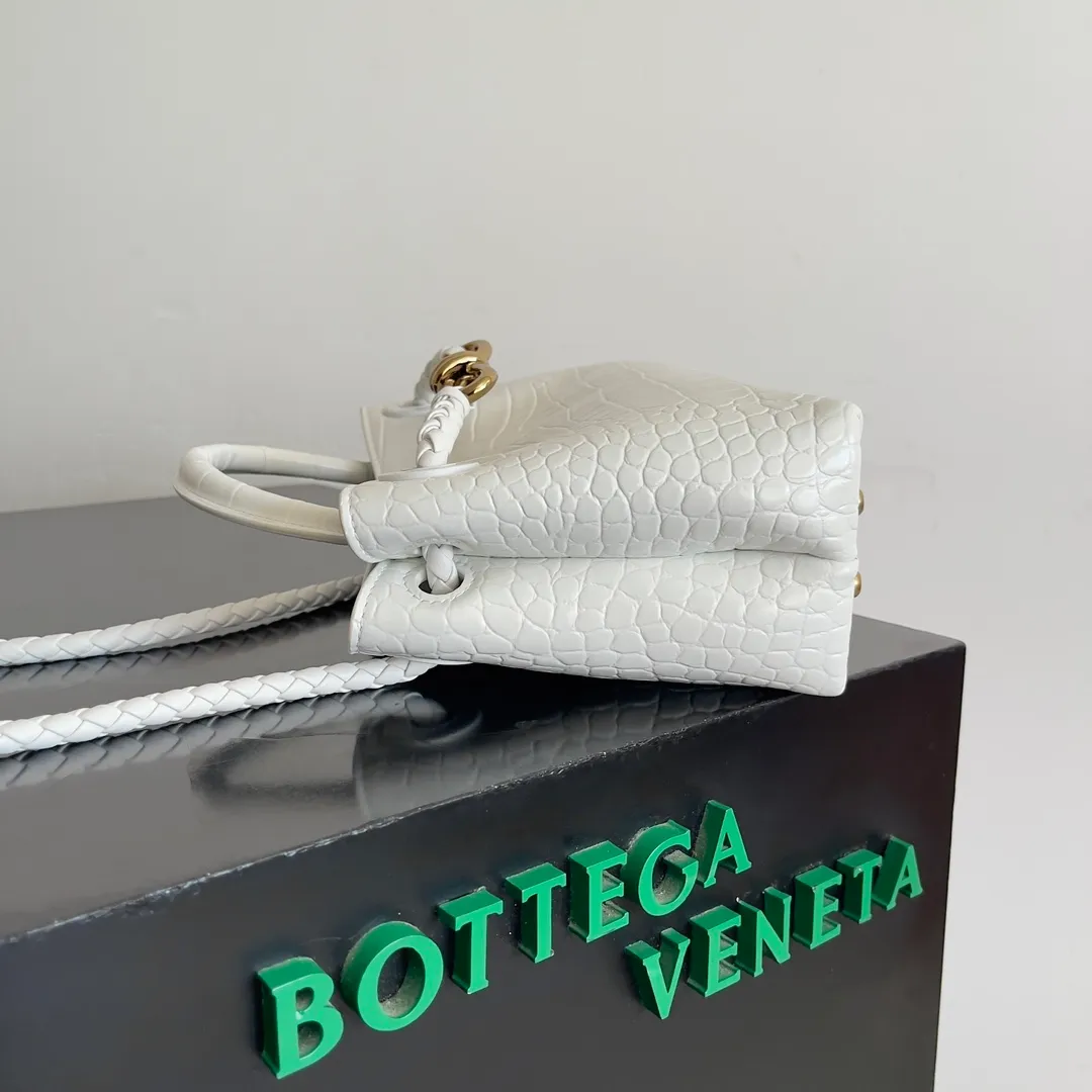 Batch 2880 BOTTEGA VENETA new women's crocodile leather ANDIAMO is shipped! ! ! As a classic model of the BV family, each innovation brings different surprises to fans. There are three ways to carry it with different makeup. Crocodile skin is called the gold in leather and is famous for its top luxury and rarity. During use, the luster of the crocodile skin will not fade or fade with time. No matter how long it is used, it will still remain new. And because each crocodile skin is different, the effect of each crocodile leather bag is different. Style number: 777614 Size: 22*9*15.5cm